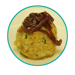 Knödel mit rote Zwiebel